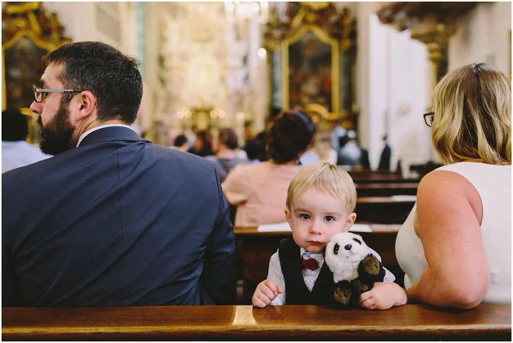 Junge sitz gelangweilt in der Kirche