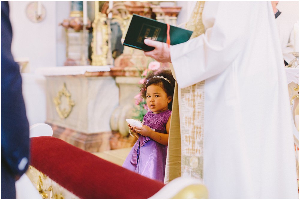 Mädchen in der Kirche 