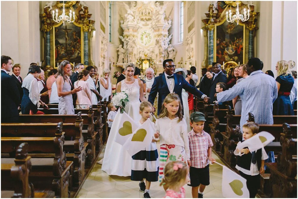Brautpaar läuft durch die Kirche