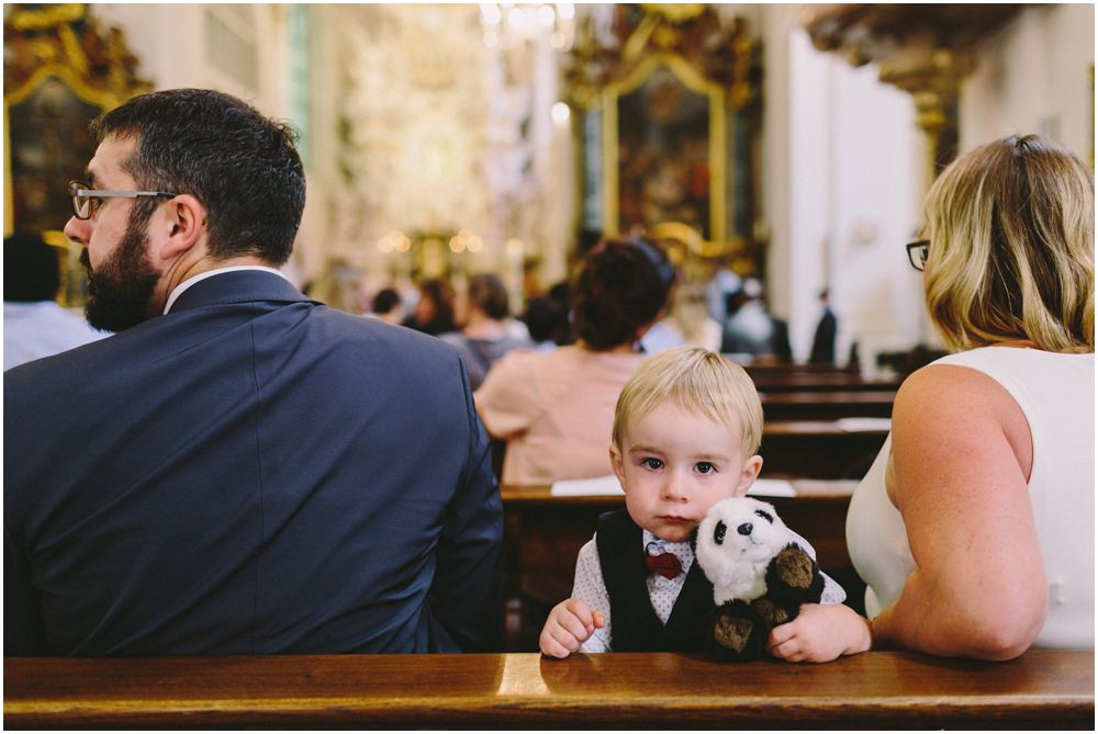 Junge sitzt gelangweilt in der Kirche