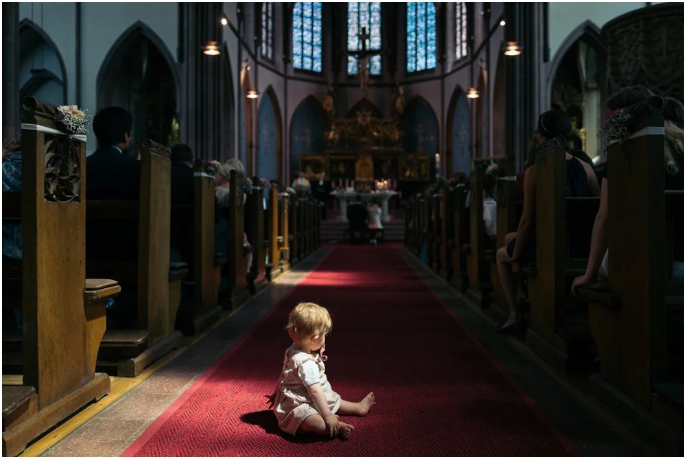Kind in der Kirche