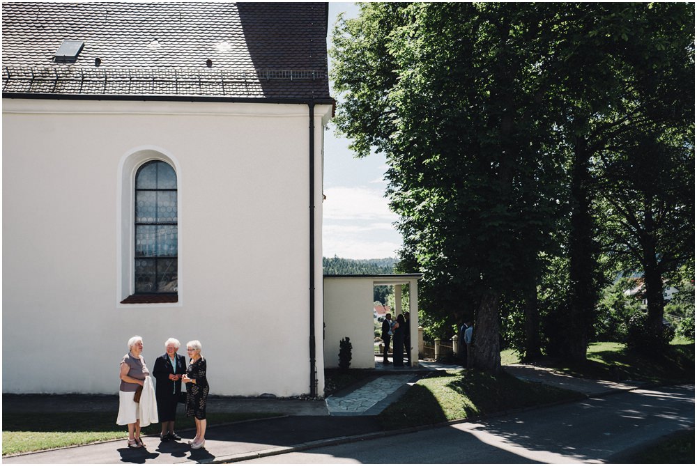 Drei ältere Damen vor der Kirche