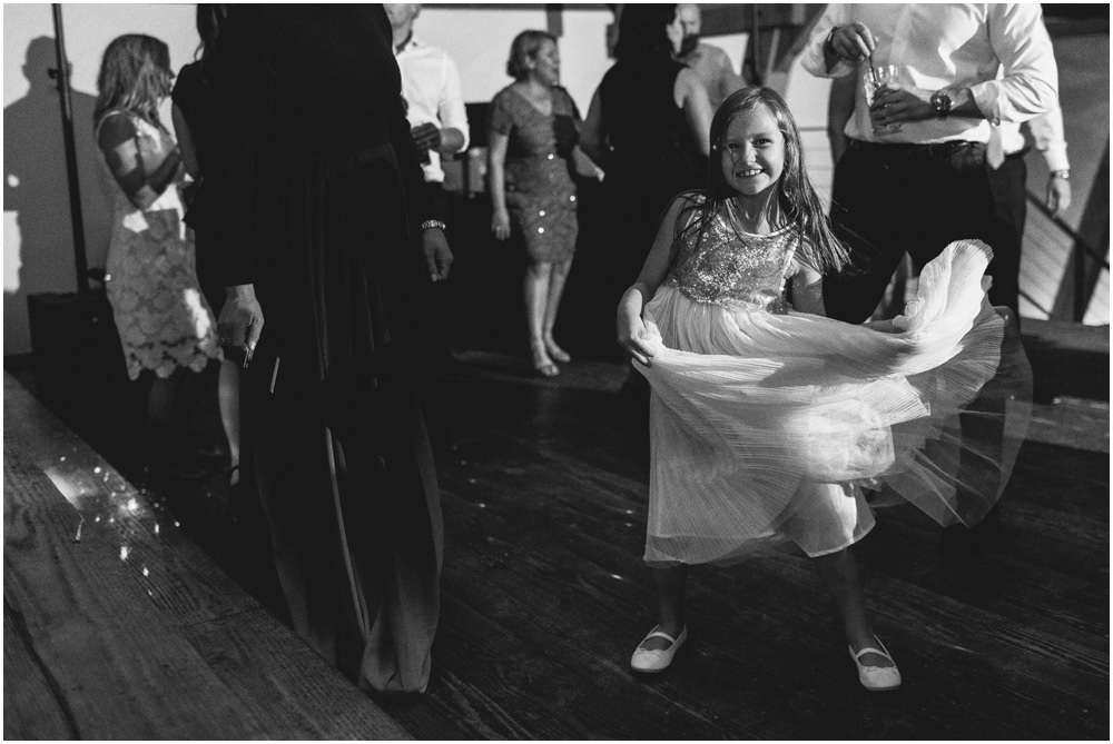 Mädchen tanzt fröhlich