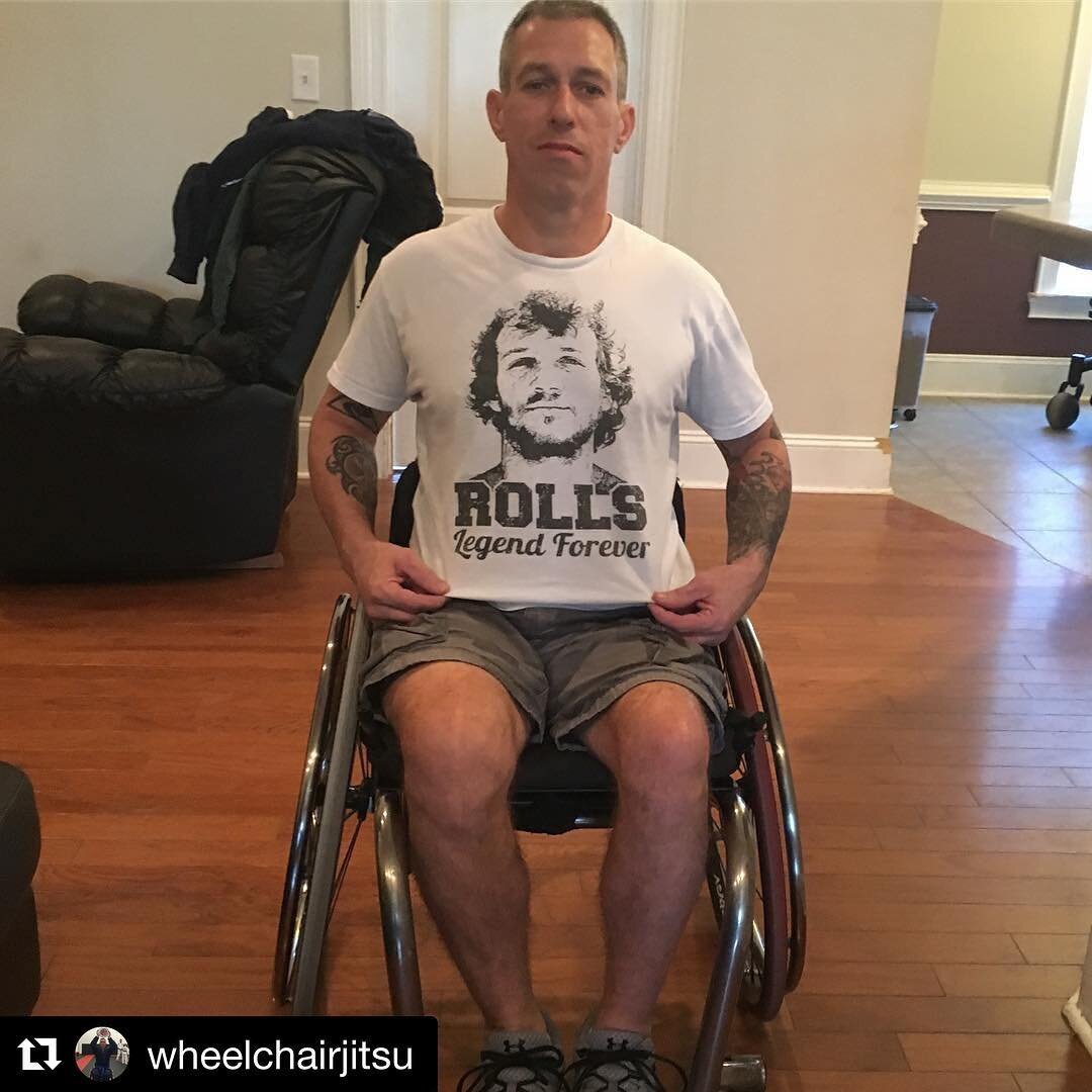 #Repost @wheelchairjitsu
・・・
Anyone past or present, who is your dream private lesson with? ♿️💪👊 #NOEXCUSES #RoloCompressor #RenzoKnows #TeamRoyceGracieSP #TeamDeuSFight #teamnutrishopsouthernpines #nutrishopsouthernpines #disabledathlete #bjj #jiu