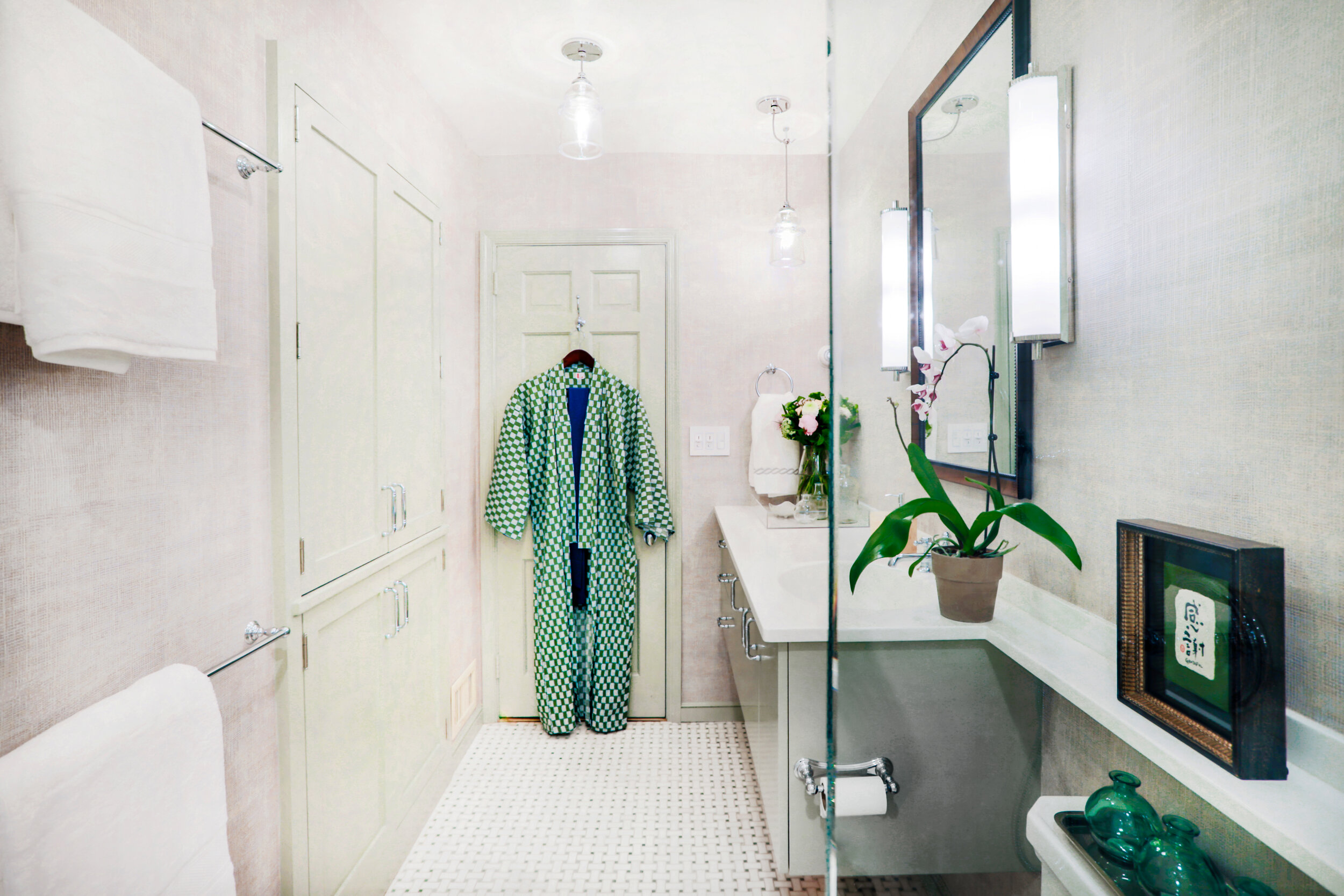 Luxury master bath design_grasscloth wallpaper_sarah Elizabeth design