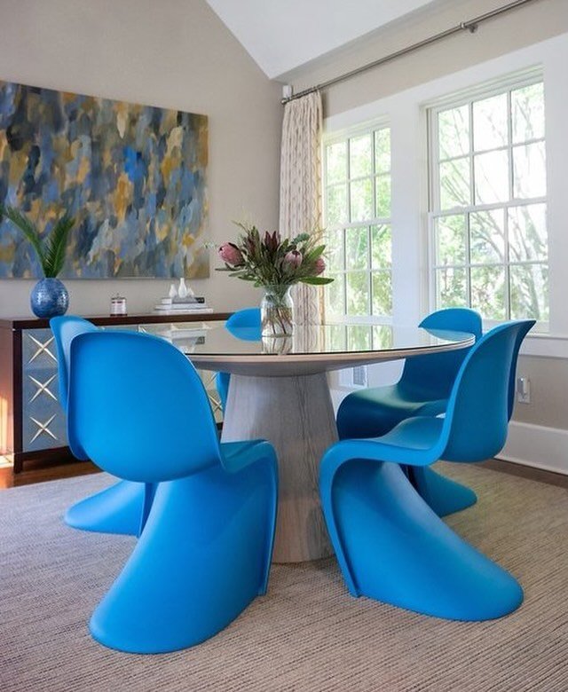Reflecting on this loved family dining area we designed a few back, as we work on a few new dining room projects✨. Will forever love the juxtaposition of an all-wood table mixed with mid-century classic chairs, a design combination that's both lovely