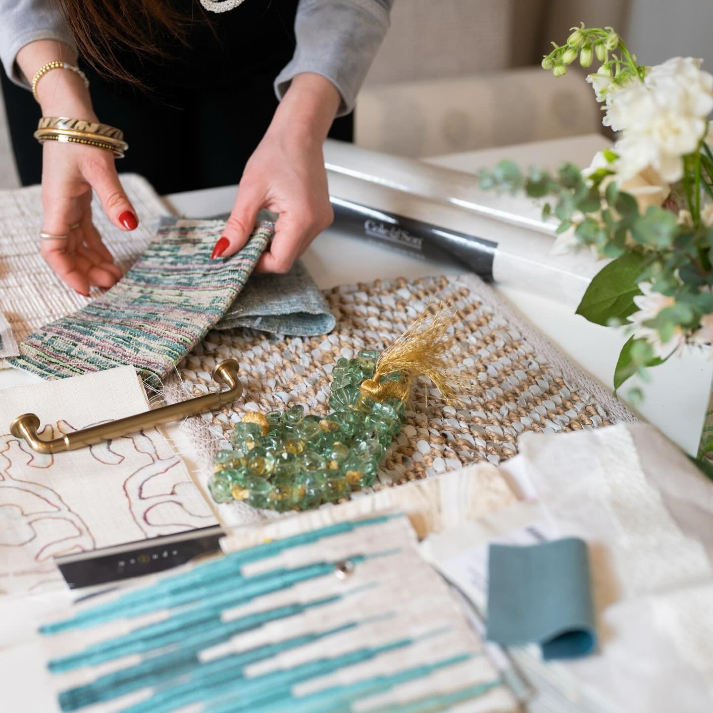The rush to get our clients homes ready for the holidays is upon us 🌿 Working some weekends will be inevitable - but as the weather finally gets chilly, after thinking winter might skip us altogether, being in the cozy studio - with yummy coffee and