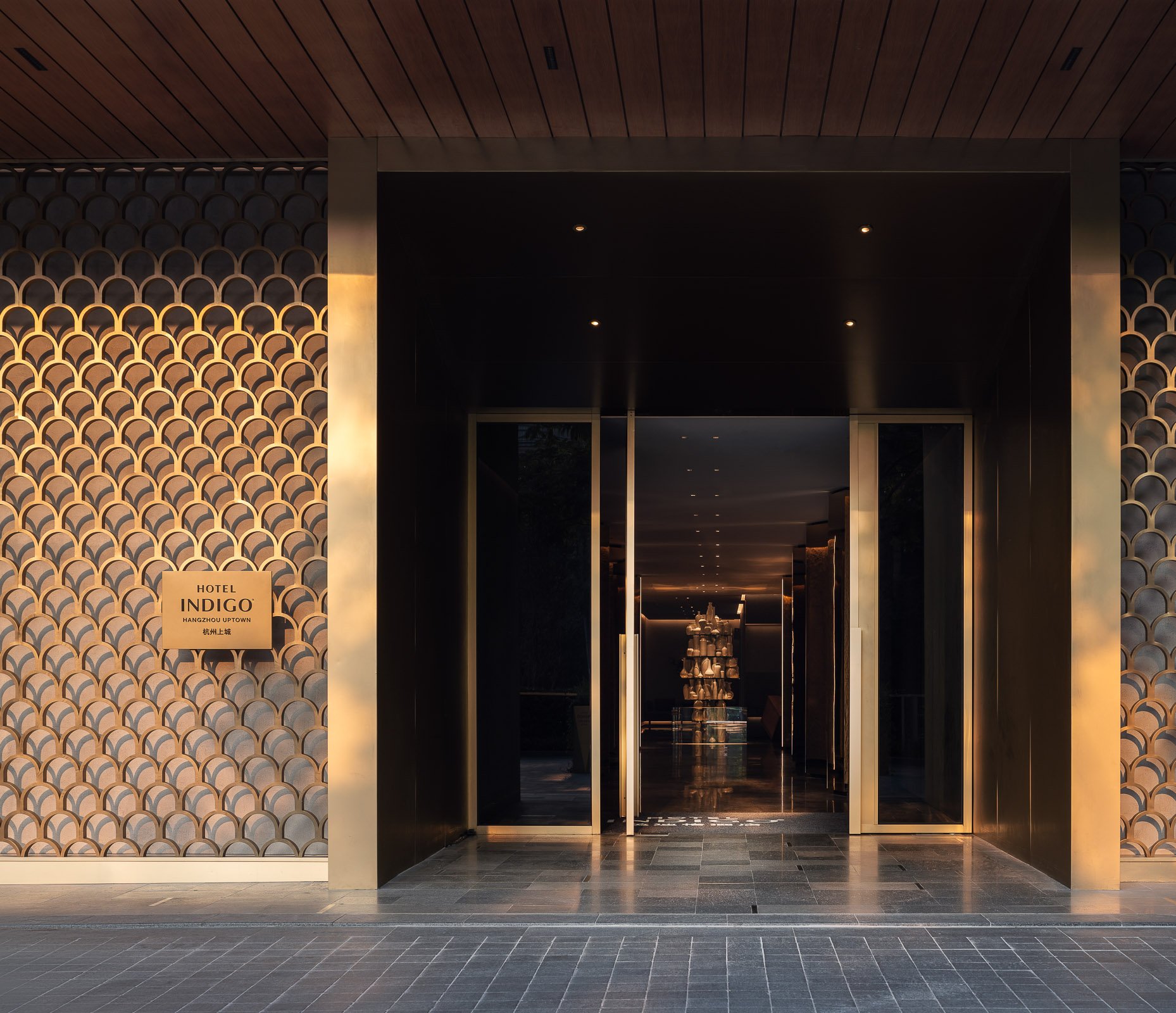  Hotel Indigo Hangzhou Uptown, situated in the picturesque West Lake scenic area, is more than just a hotel; it's a journey through time and culture. The design concept seamlessly weaves the intricate threads of history, art, and modern luxury, creat