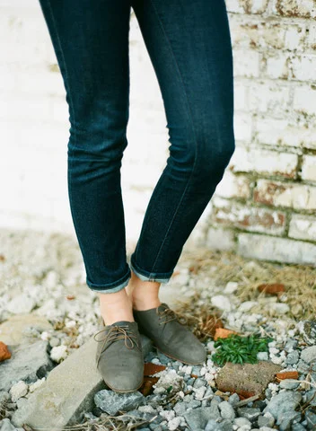 Nisolo Oliver Oxford in Slate Grey - $158 As someone who lived in South America for the better part of my 20's, Nisolo's ethos resonated with me. Nisolo, which means not alone in Spanish, creates classic, beautifully made goods by artisans in Peru for above fair trade wages in an effort to increase transparency for consumers and improve the lives of their producers. Check out their social impact and expertly-crafted goods here .. 