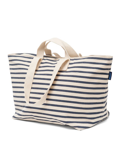 BAGGU Weekend Bag in Sailor Stripe - $72 BAGGU products are principally made in the USA and ethically in China, are 'designed to be as eco friendly as possible and are constructed to minimize material waste and ensure high quality'. I'm loving their weekend bag and fun prints. Get yours here . 