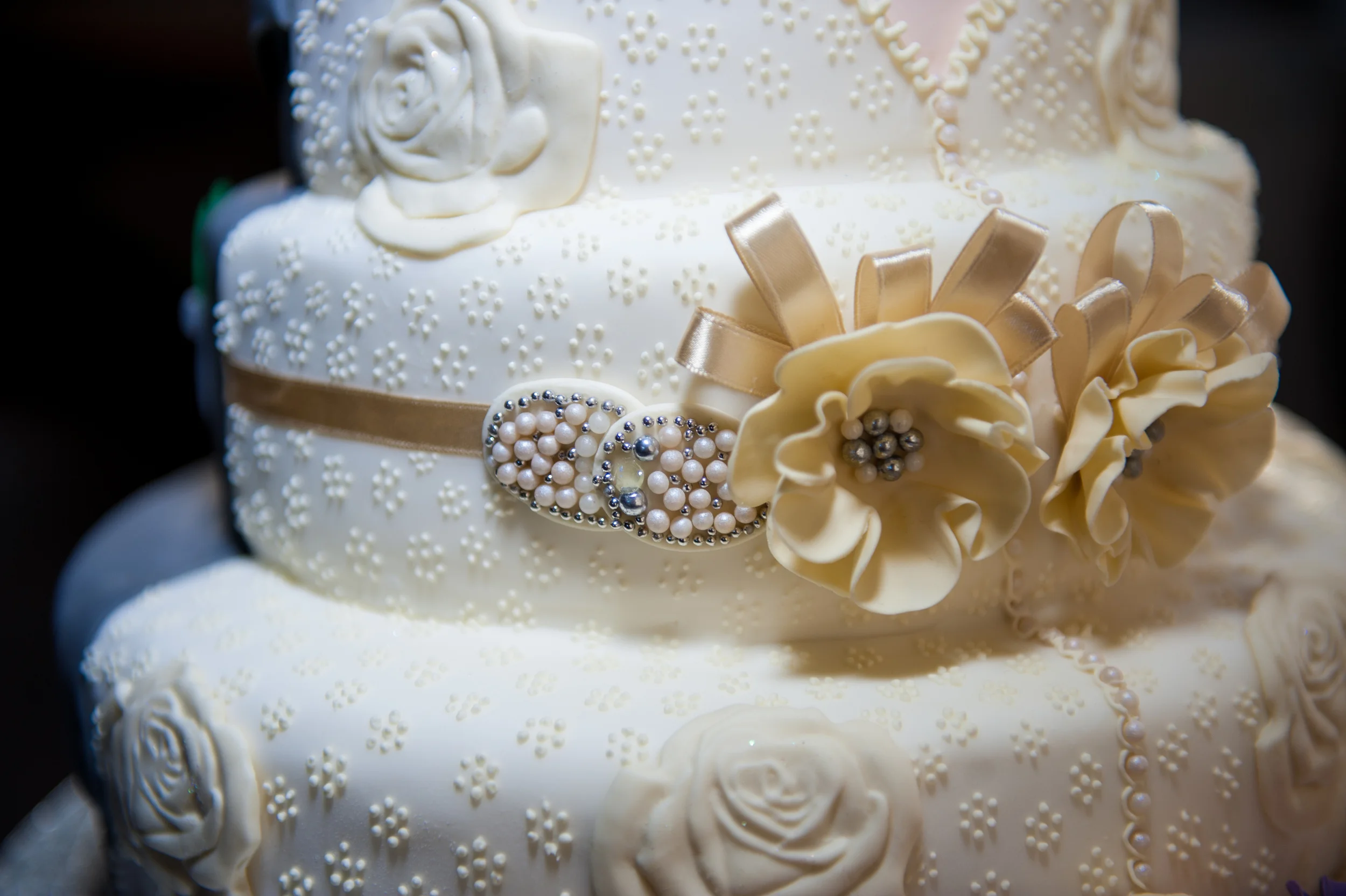 pearls and white roses wedding cake