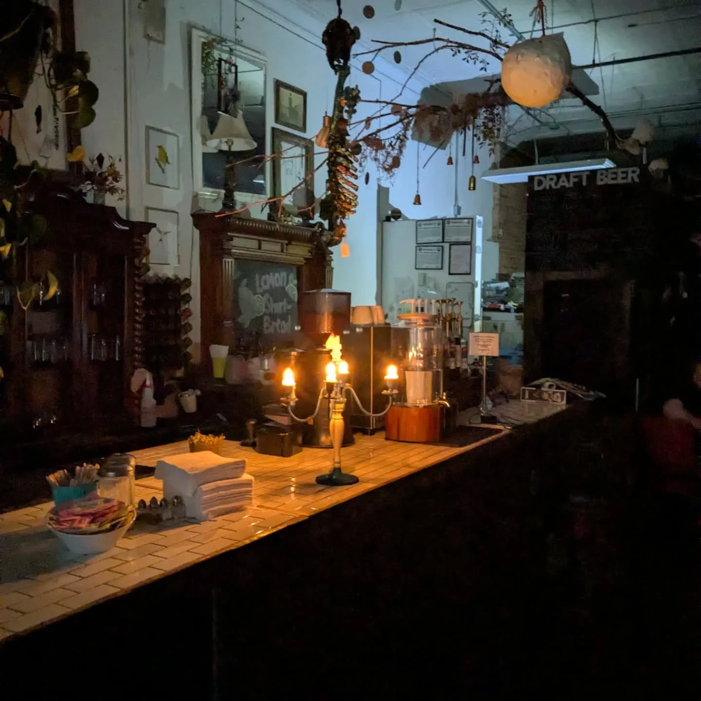 No power. Closed for the night! And no, we don't have any normal candles... 😑🫡🙏🏼