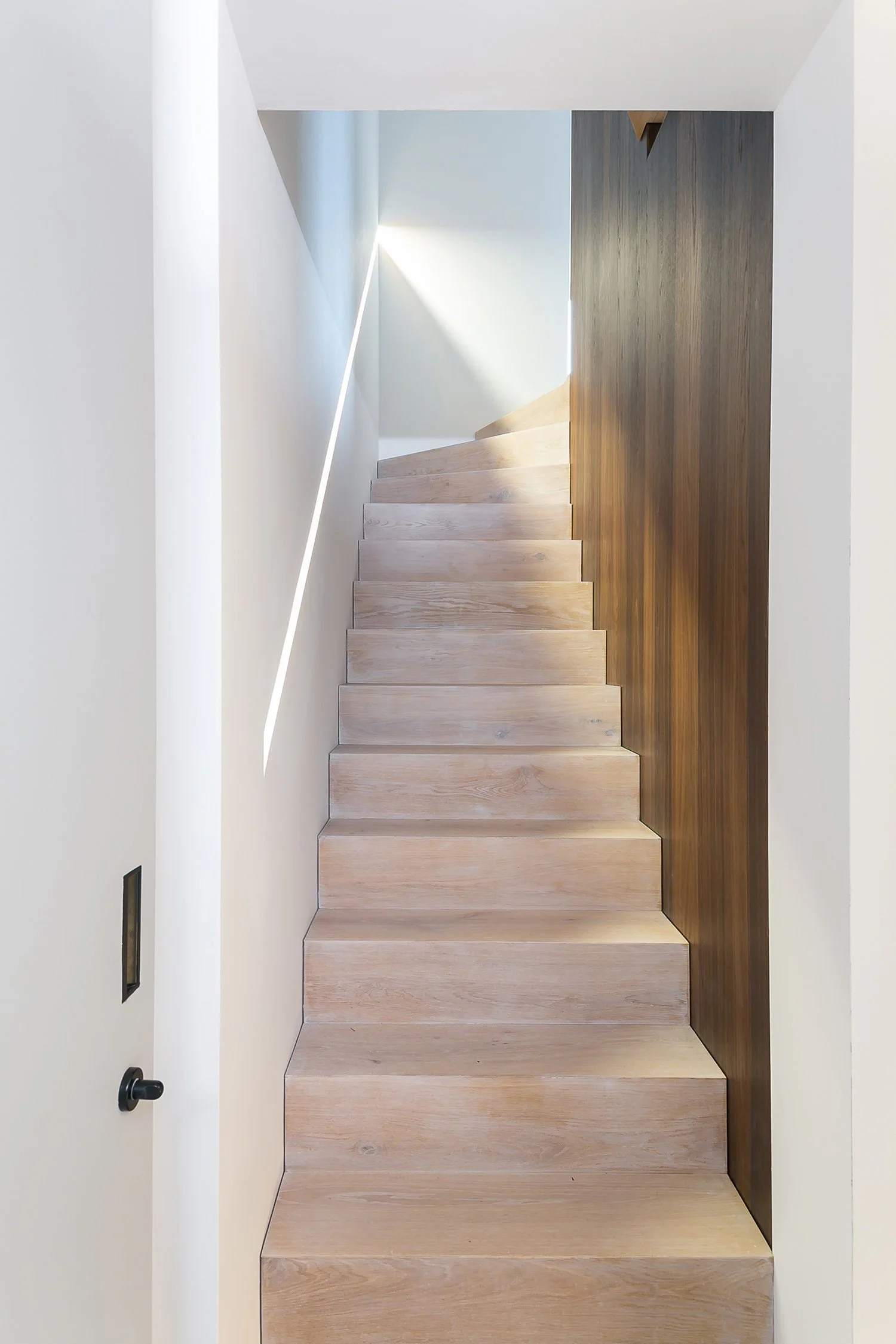 WilliamTozerAssociates_StructuralistEstates8_modern-timber-staircase.jpg