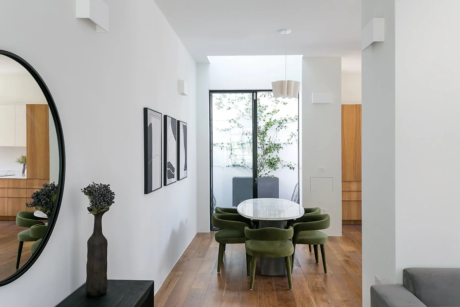 Monument House 04_Williamtozerassociates_dining-kitchen-courtyard.jpg