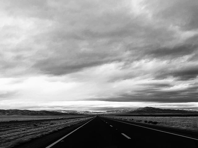 #roadtrip .
.
.
.
.
#photooftheday #photography #photographer #shotoniphone #america #blackandwhitephotography #blackandwhite