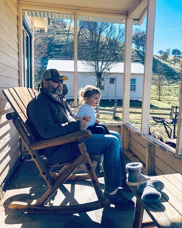 Found this amazing place to take the fam on @airbnb it really should be under experiences with all the animals for @rileyhgrogan to see. We are for sure going back to @lazyarrowcamatta this summer! #family #roadtrip