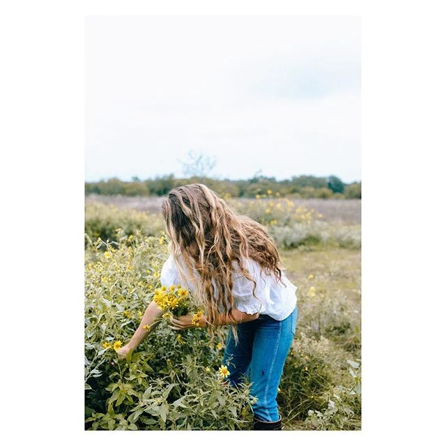So sweet @graciebyrdjones had this fun idea to take pics of some Freddyburg creative women + share their stories...and I am so honored and humbled to be one of those ladies.  My little guide to Fredericksburg is totally homemade, a little busted, and