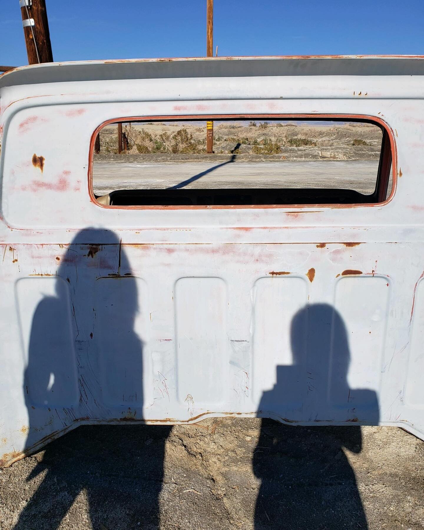 Flash back to a road trip experience with my wanderlust buddy who loves peeling paint as much as I do. @barbskoog 

#exploretocreate #wanderlust #saltonsea #roadtrip