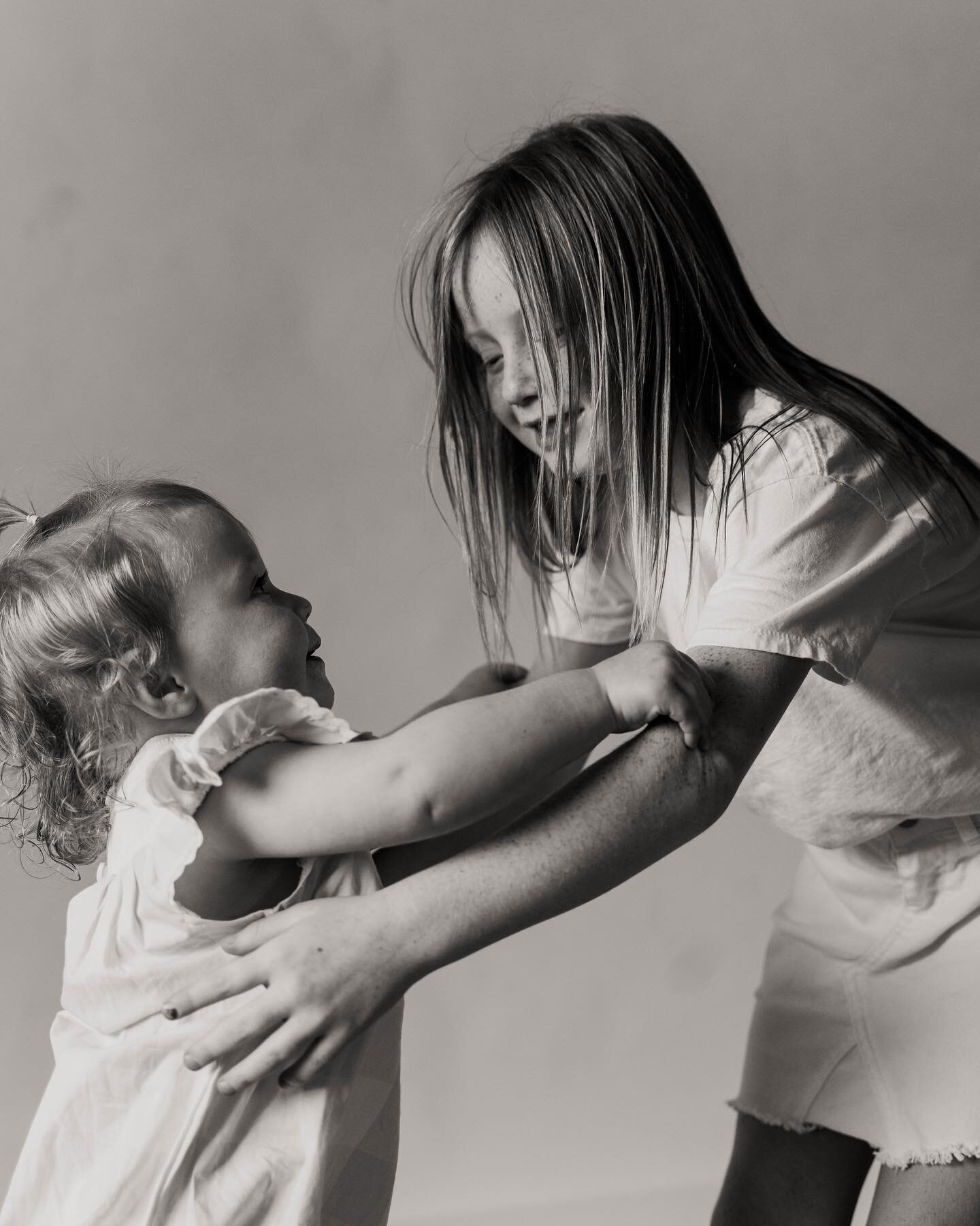 My girls 🤍 Taking my own kids photos is beyond challenging but i find it so rewarding! So grateful for these photos!