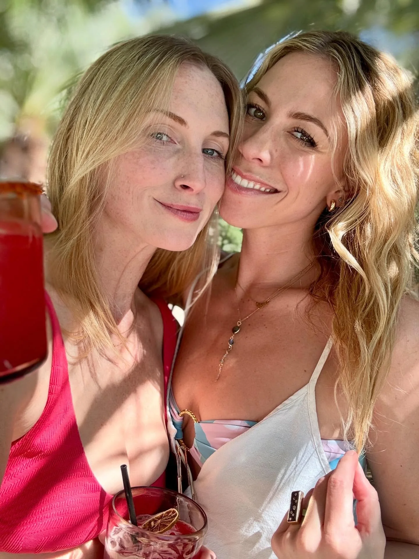 2 nights at 2 bunch 🌴 

3rd annual bestie retreat 🙌🏻 @hi.sarahchisholm