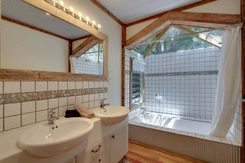 7 currajongAve2(bathroom)LR.jpg