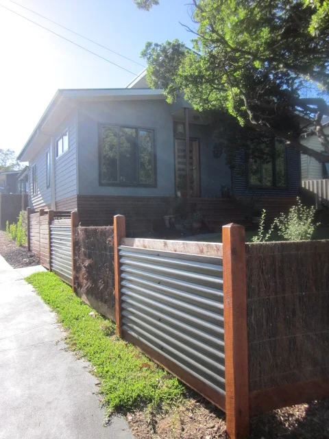 300113 UNIT 1 fence (1).JPG