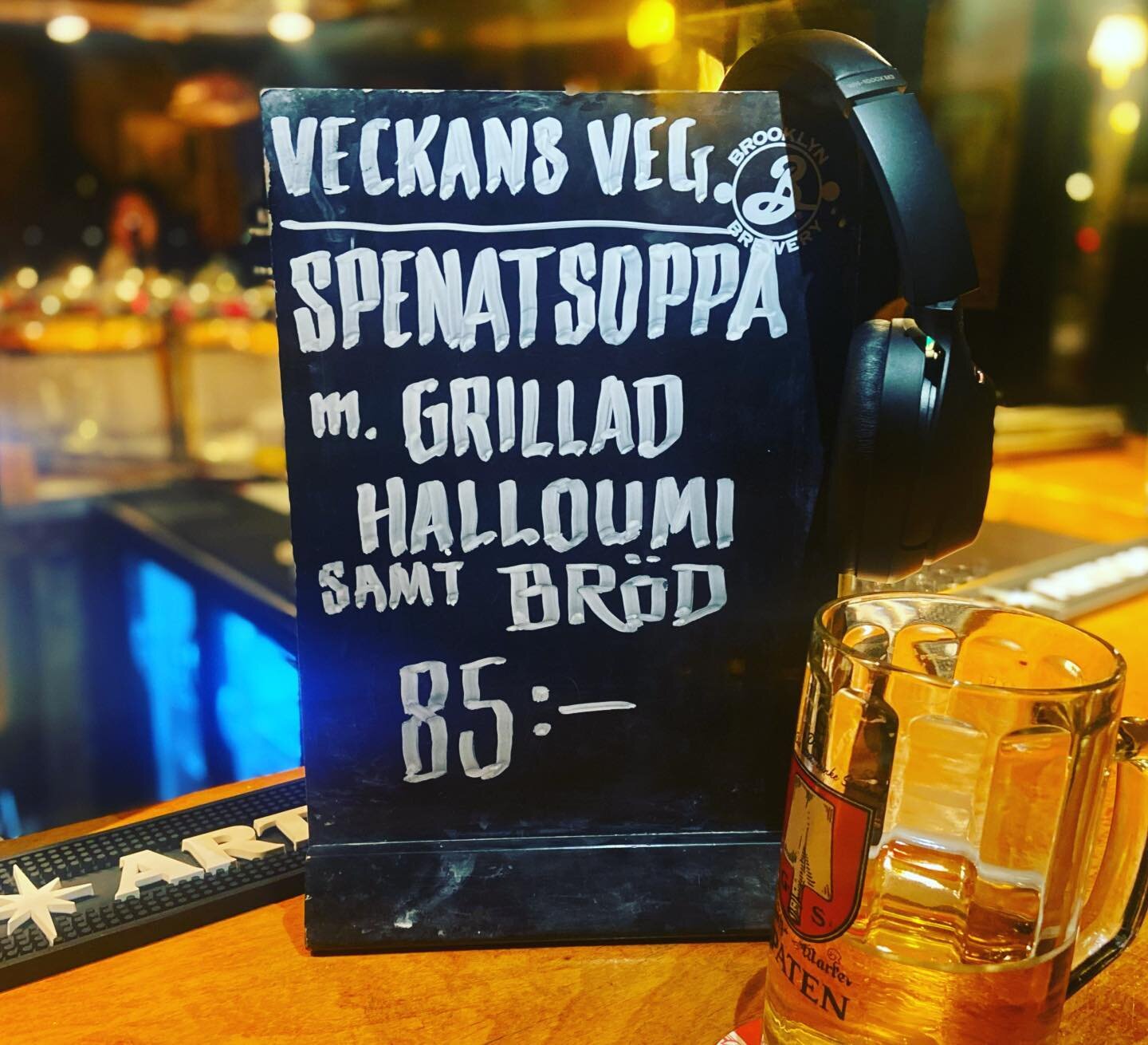 Veckans veg &auml;r spenatsoppa med grillad halloumi samt br&ouml;d. Priset &auml;r 85 riksdaler. Trevlig helg! 

#veckansp&aring;nobes #malm&ouml; #mat #&ouml;l #veg #gamlenobes #nobe