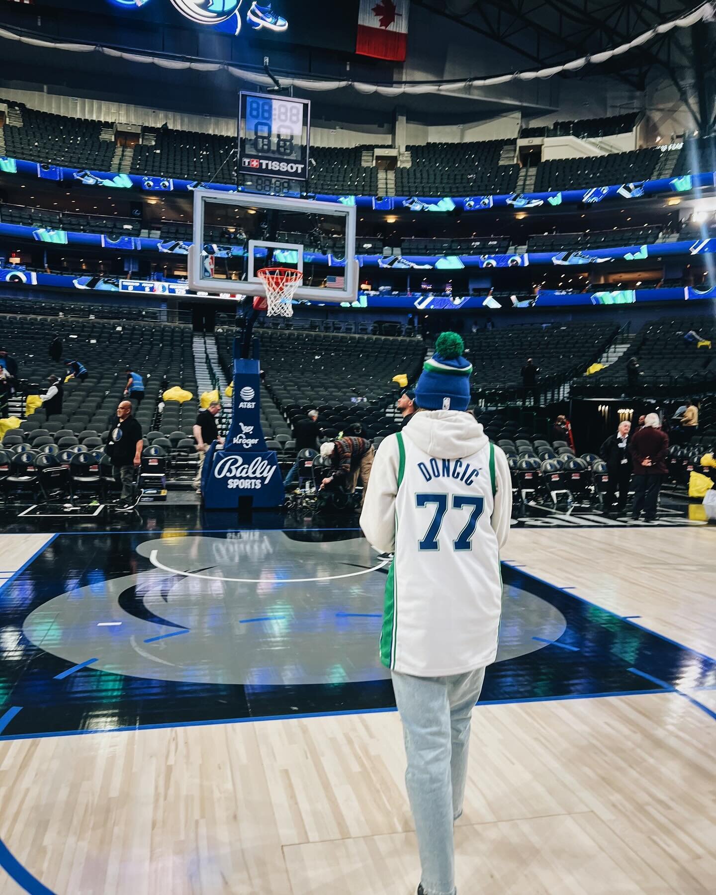 snow day at the mavs! 

we&rsquo;re a bball fam ✌️
