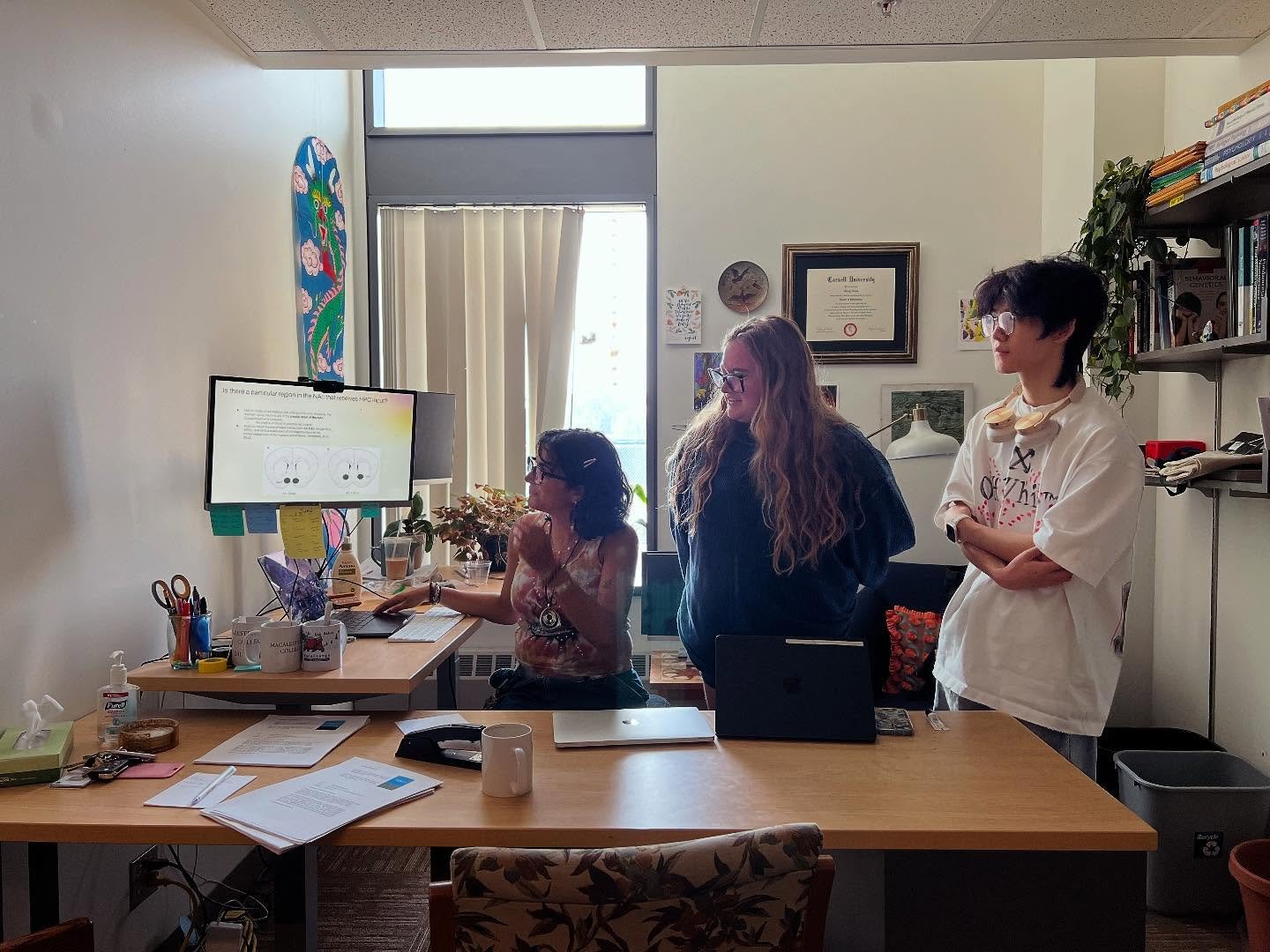 Y’all, these Young Researchers went from not knowing what the NAc is to just casually doing confocal imaging of the NAc in a few short weeks π§ Elena, Lyndsey, and James are part of a program aimed at giving students research experience early i