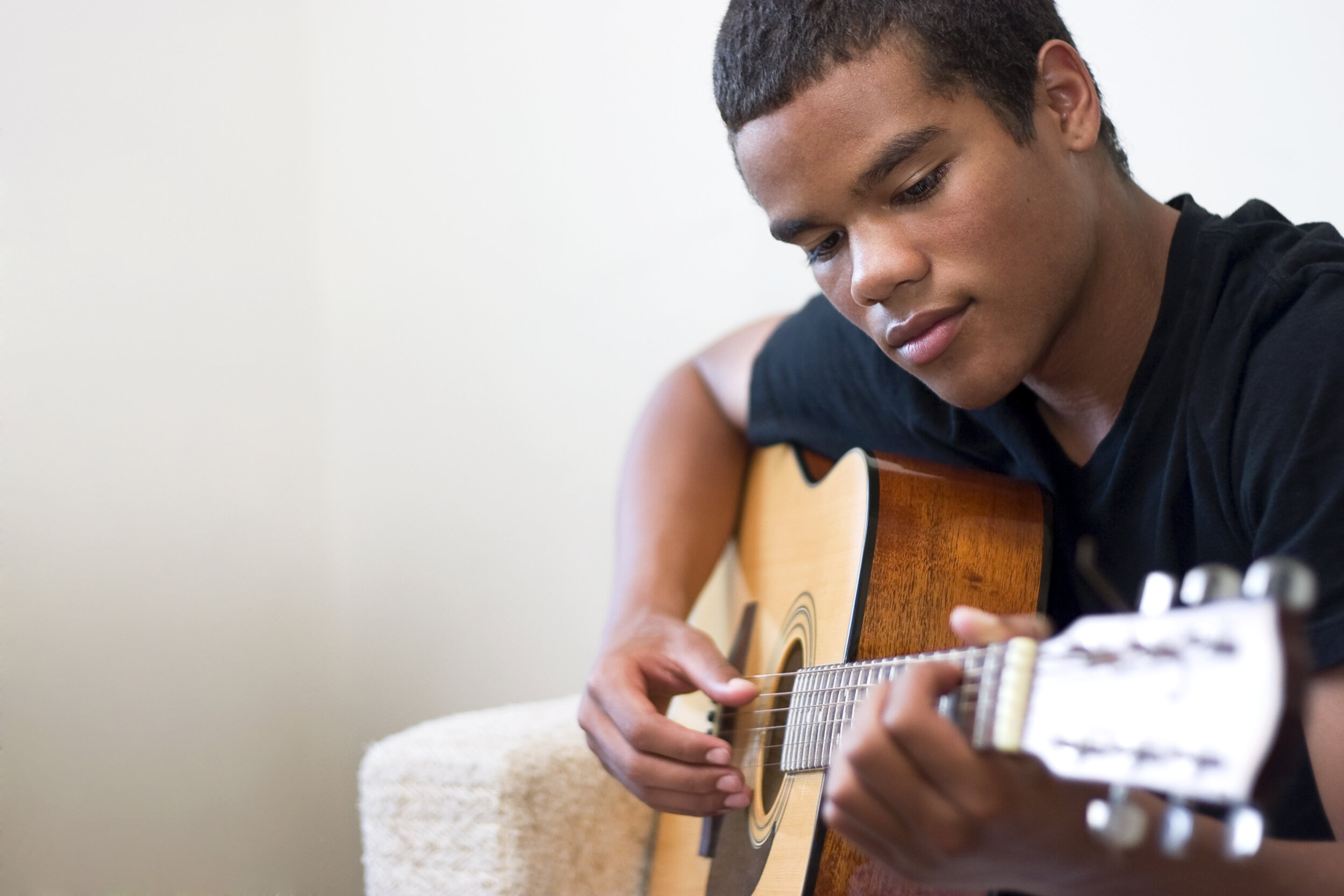 Teen-Guitarist-146801181_2940x1960.jpeg