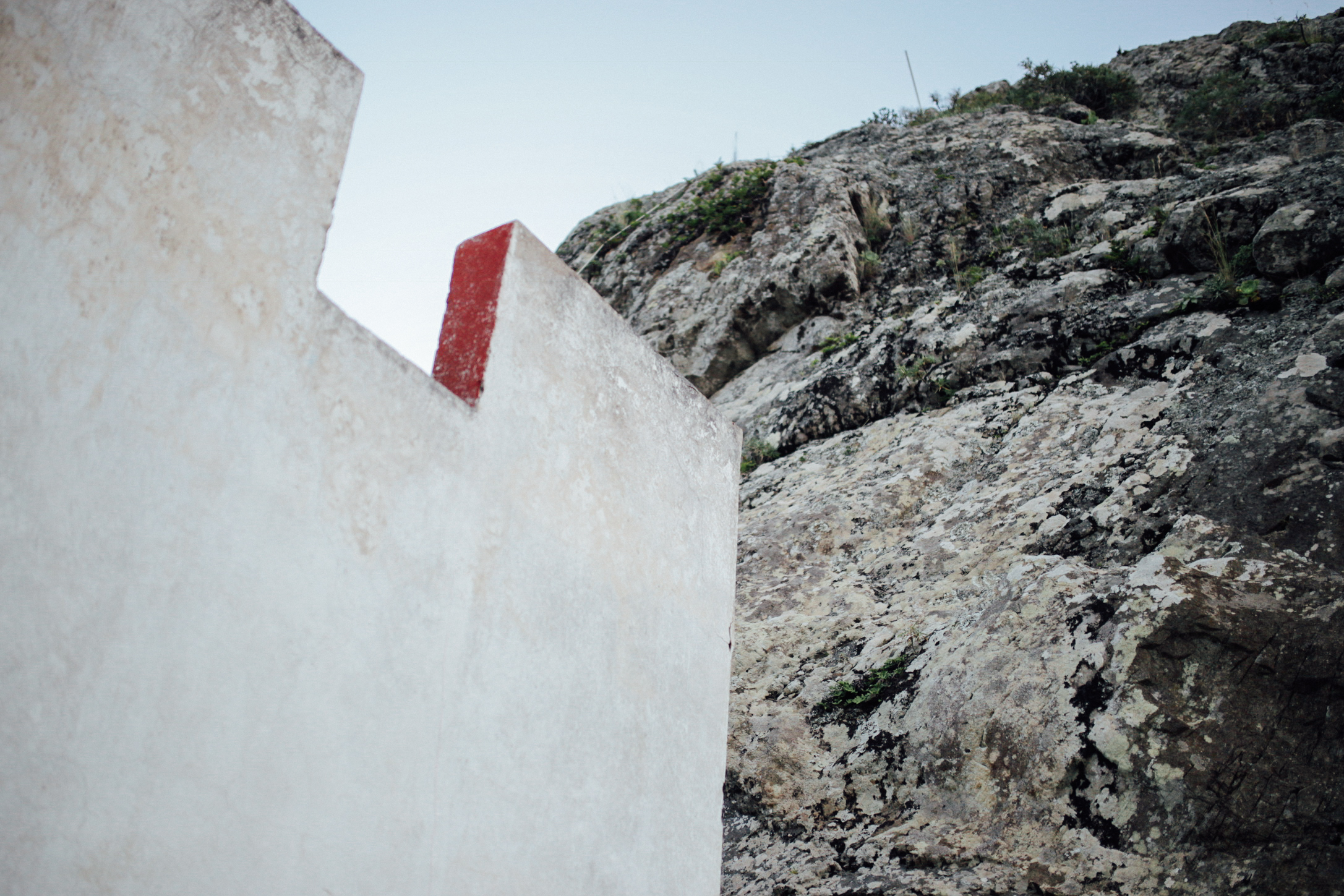 Casa junto a la montaña // House next to the mountain