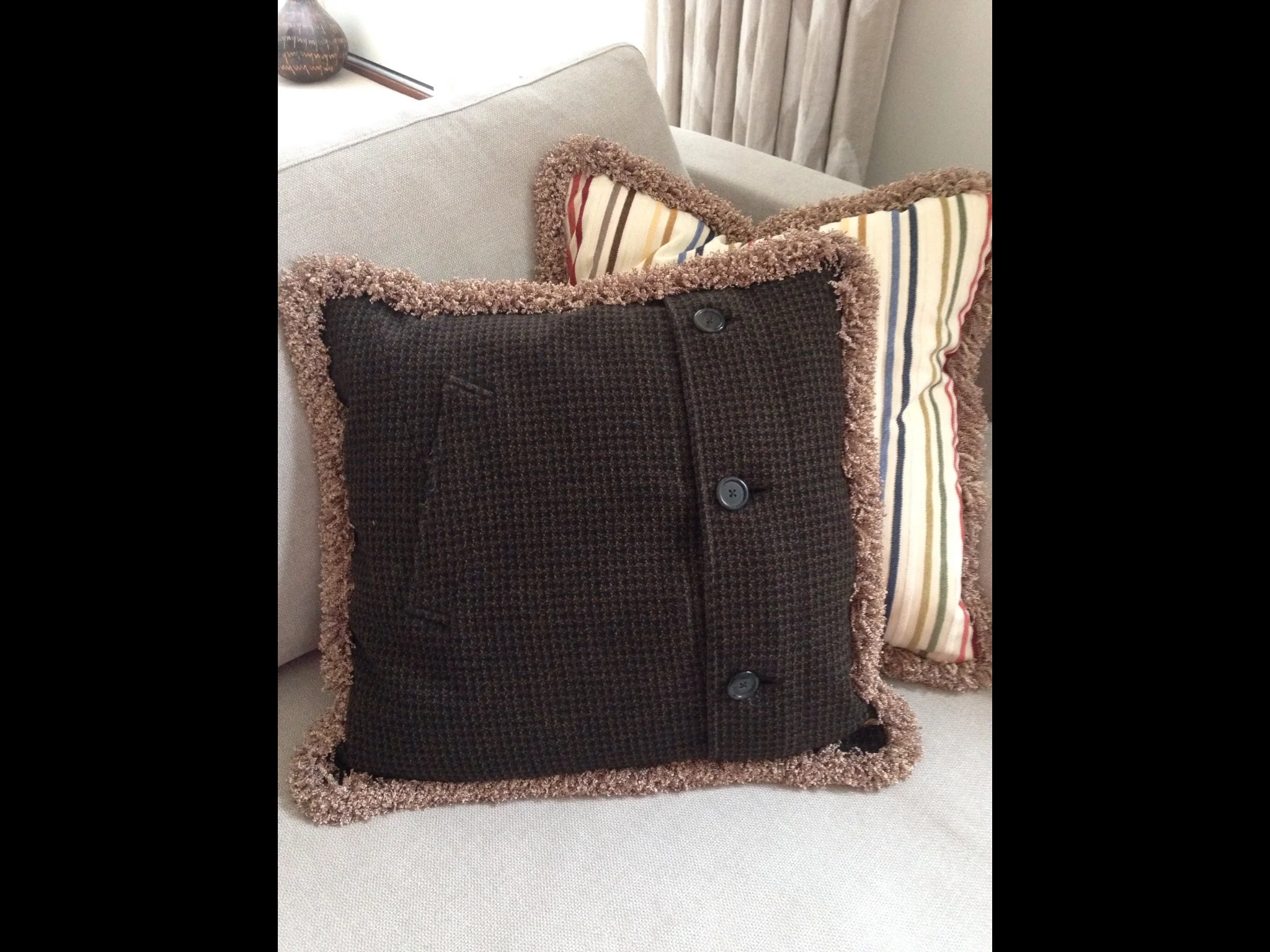 This pic shows button & pocket detail
