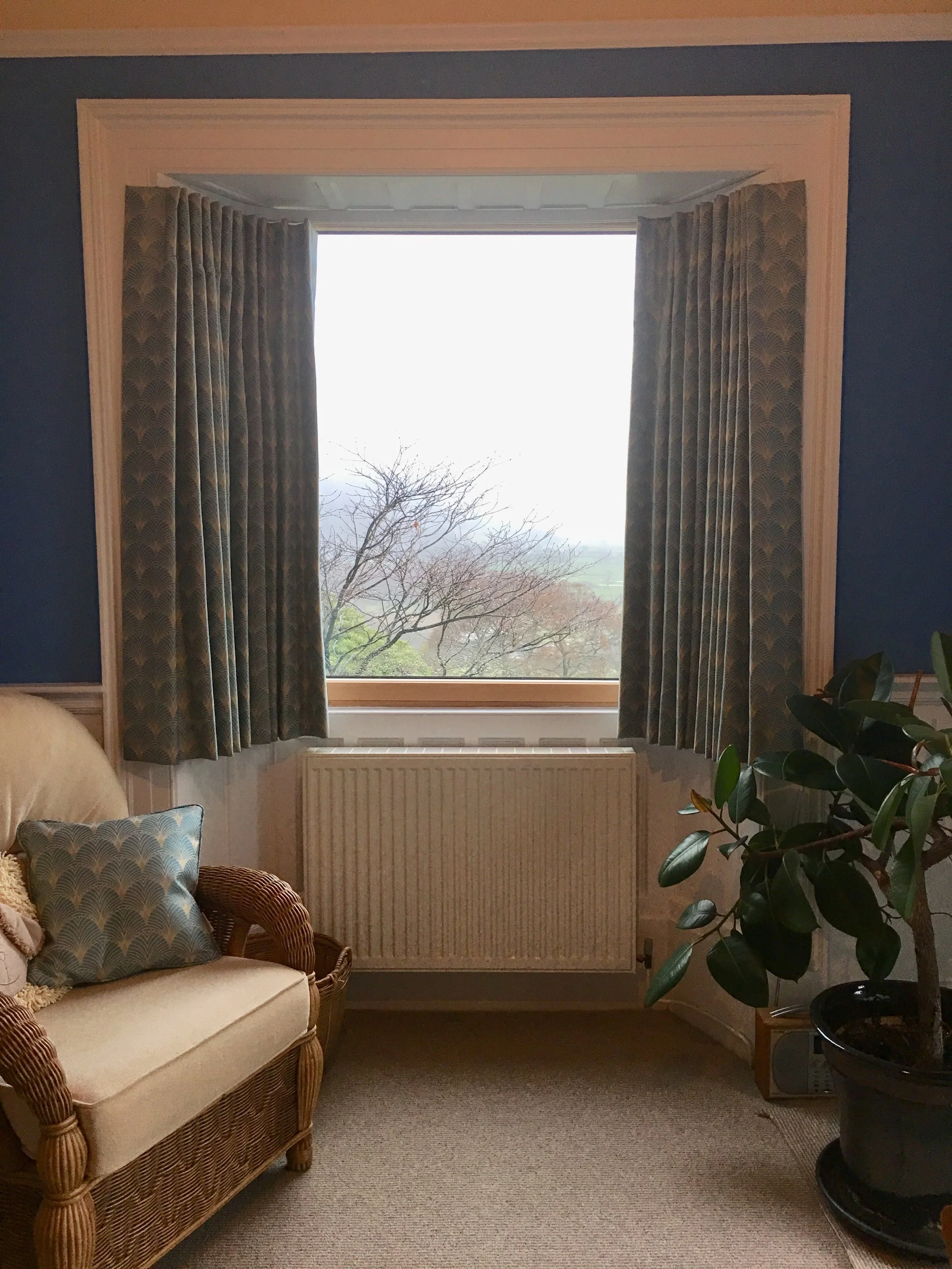 Difficult bay window - shorter curtains so as not to cover the radiator 