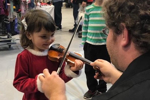  Introducing students to the violin at the Colgan Craft Fair 