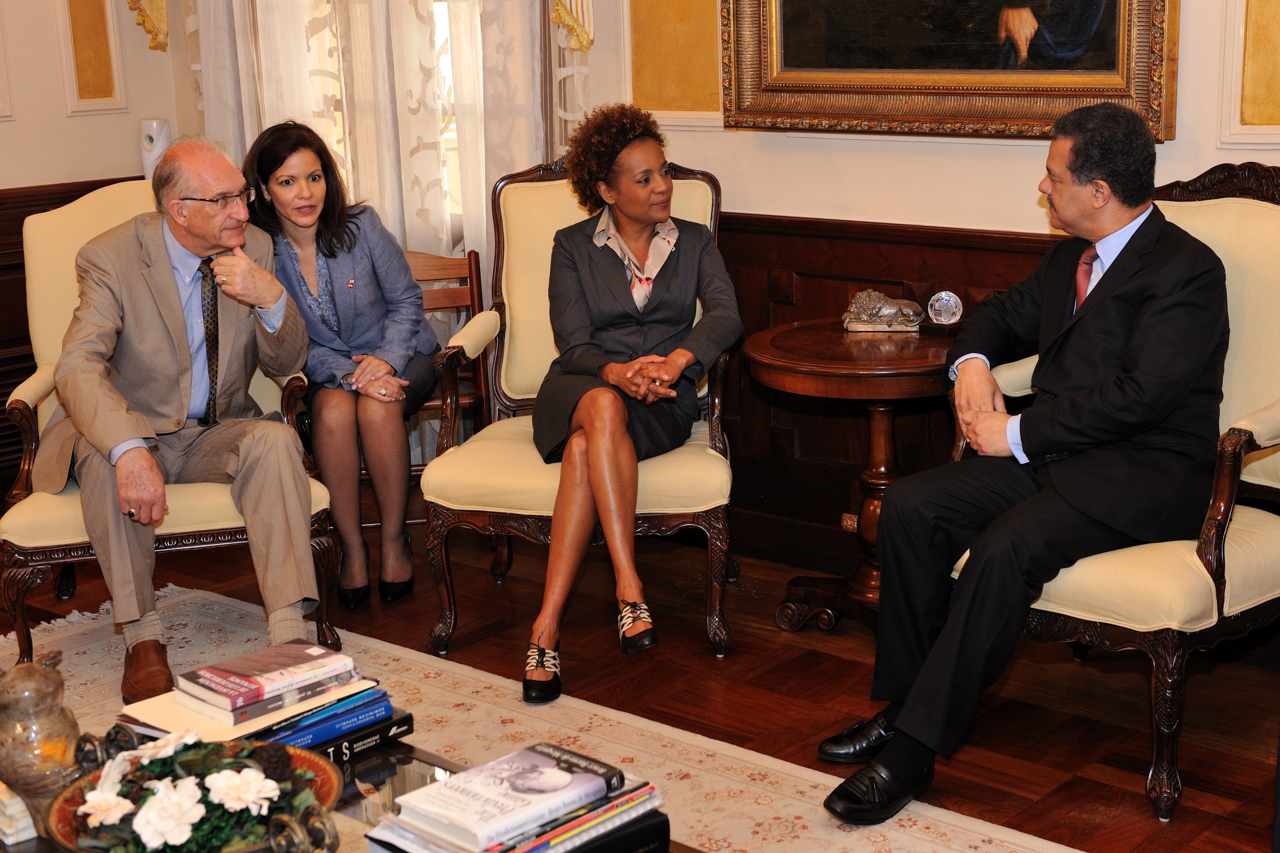 Son Excellence a rencontré monsieur Leonel Fernandez, président de la République dominicaine pour discuter des relations entre les deux pays ainsi que des efforts déployés par les Dominicaines et les Dominicains depuis le tremblement de terre en Haïti. La rencontre s'est déroulée au Palais présidentiel.