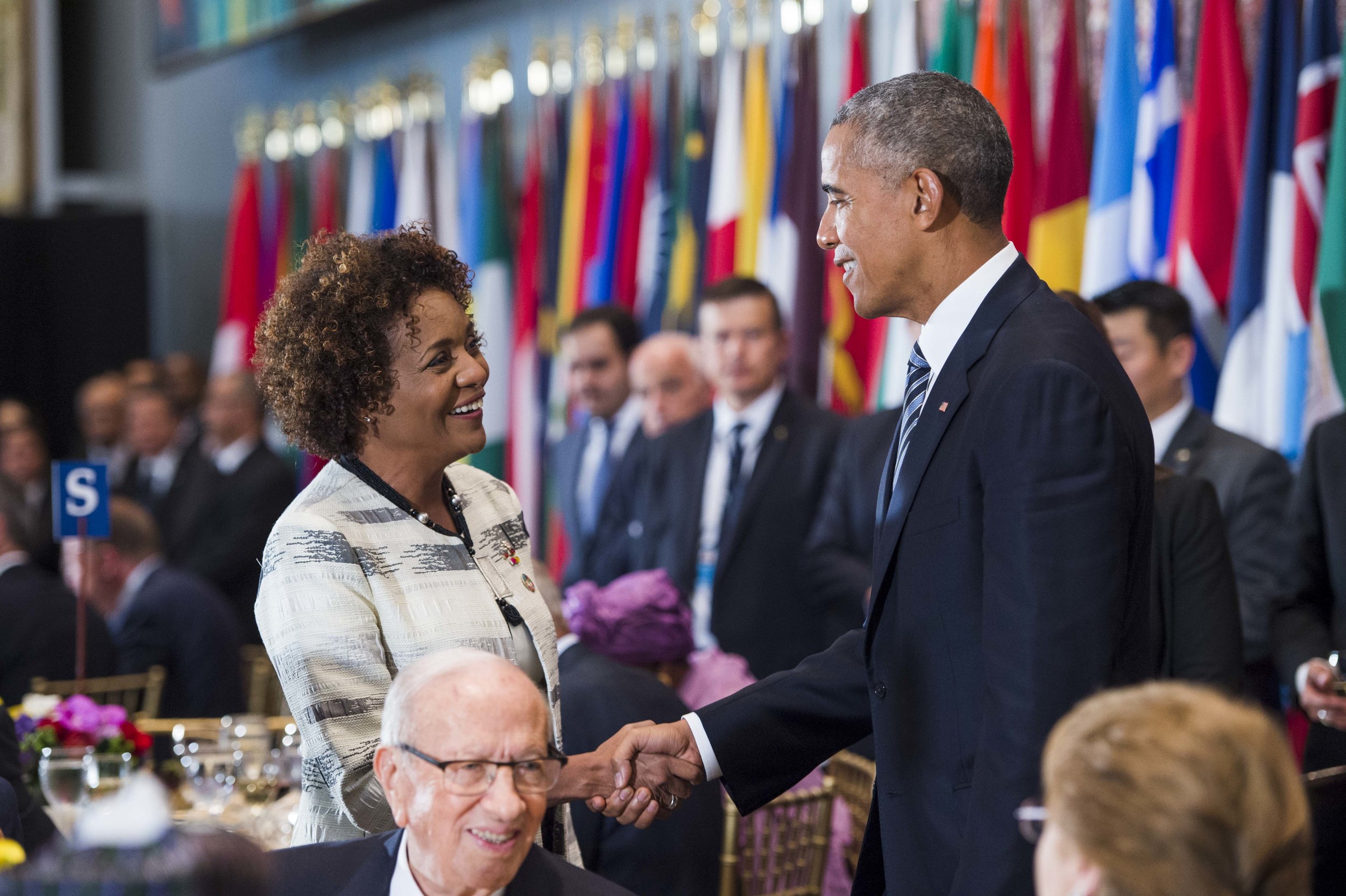 Siège des Nations unies, New York, le 20 septembre 2016 — Le président des États-Unis, M. Barack Obama, échange une poignée de main avec la secrétaire générale de la Francophonie, Son Excellence, la très honorable Michaëlle Jean, à l'occasion d'un déjeuner officiel offert par le secrétaire général des Nations unies aux chefs des délégations de la soixante et onzième session de l'Assemblée générale des Nations unies.