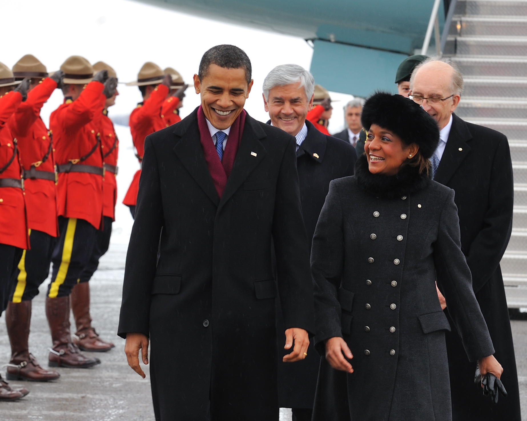 Ottawa, 19 février 2009 — Leurs Excellences, la très honorable Michaëlle Jean, gouverneure générale du Canada, et monsieur Jean-Daniel Lafond accueillent l'honorable Barack H. Obama, président des États-Unis d'Amérique, à son arrivée àOttawa pour une journée de rencontres officielles.
