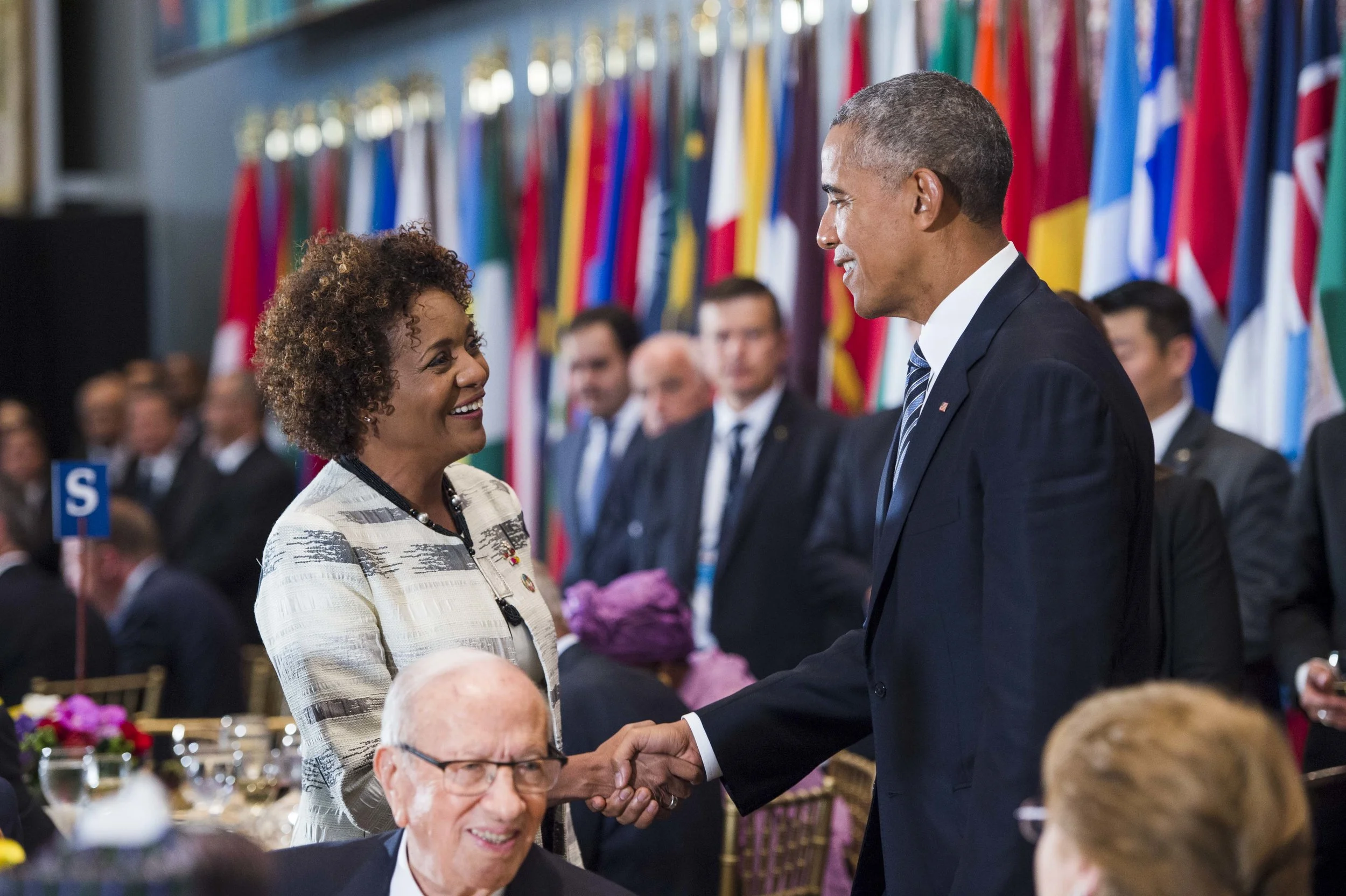 Headquarters of the United Nations, New York City, September 20, 2016 — The President of the United States of America, Mr. Barack Obama, shakes hands with the Secretary General of La Francophonie, Her Excellency the Right Honourable Michaëlle Jean, at the State Luncheon for the Heads of Delegation to the seventy-first session of the UN General Assembly, hosted by the Secretary-General of the United Nations.