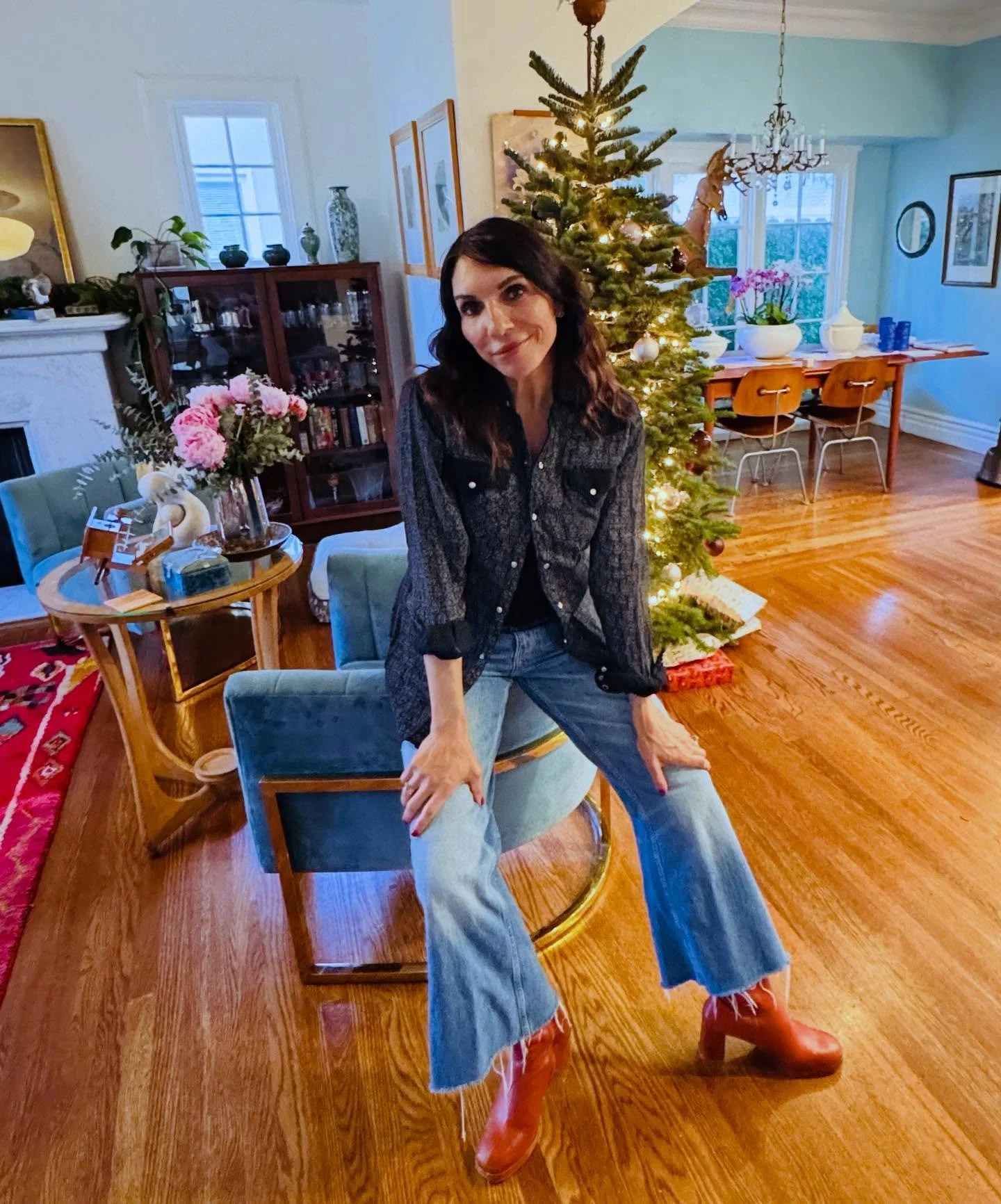 Happy Merry 🎄!
Holiday fit courtesy of my friends at @blackfeathervintageworks 🎅❤️
Sending love to all, with wishes for a peaceful and joyful holiday🕊️