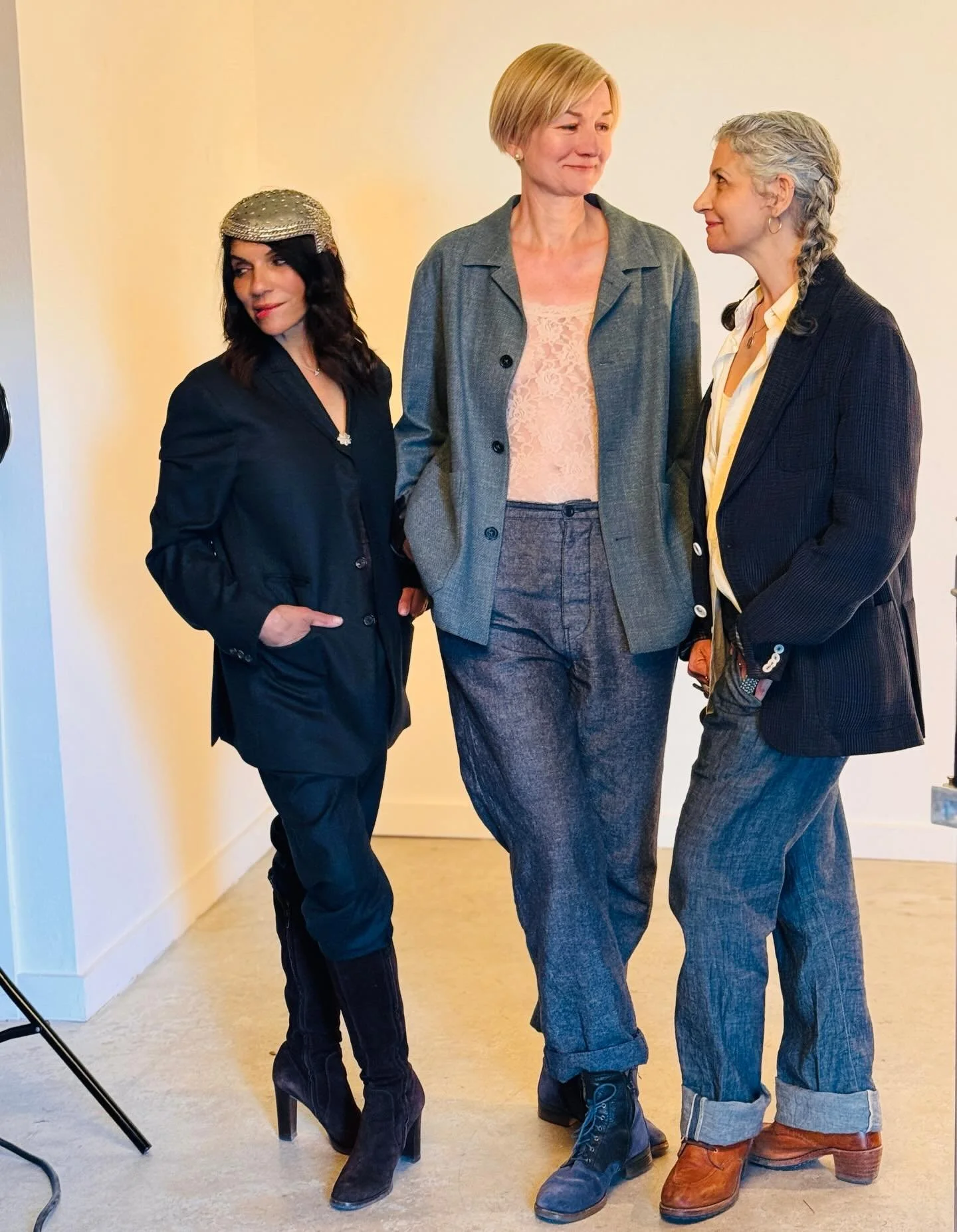 Quick stop to play dress-up at the best vintage shop in the known universe 
@blackfeathervintageworks 💜
The feather cloche is coming home with me - look for it on a concert stage near you&hellip;