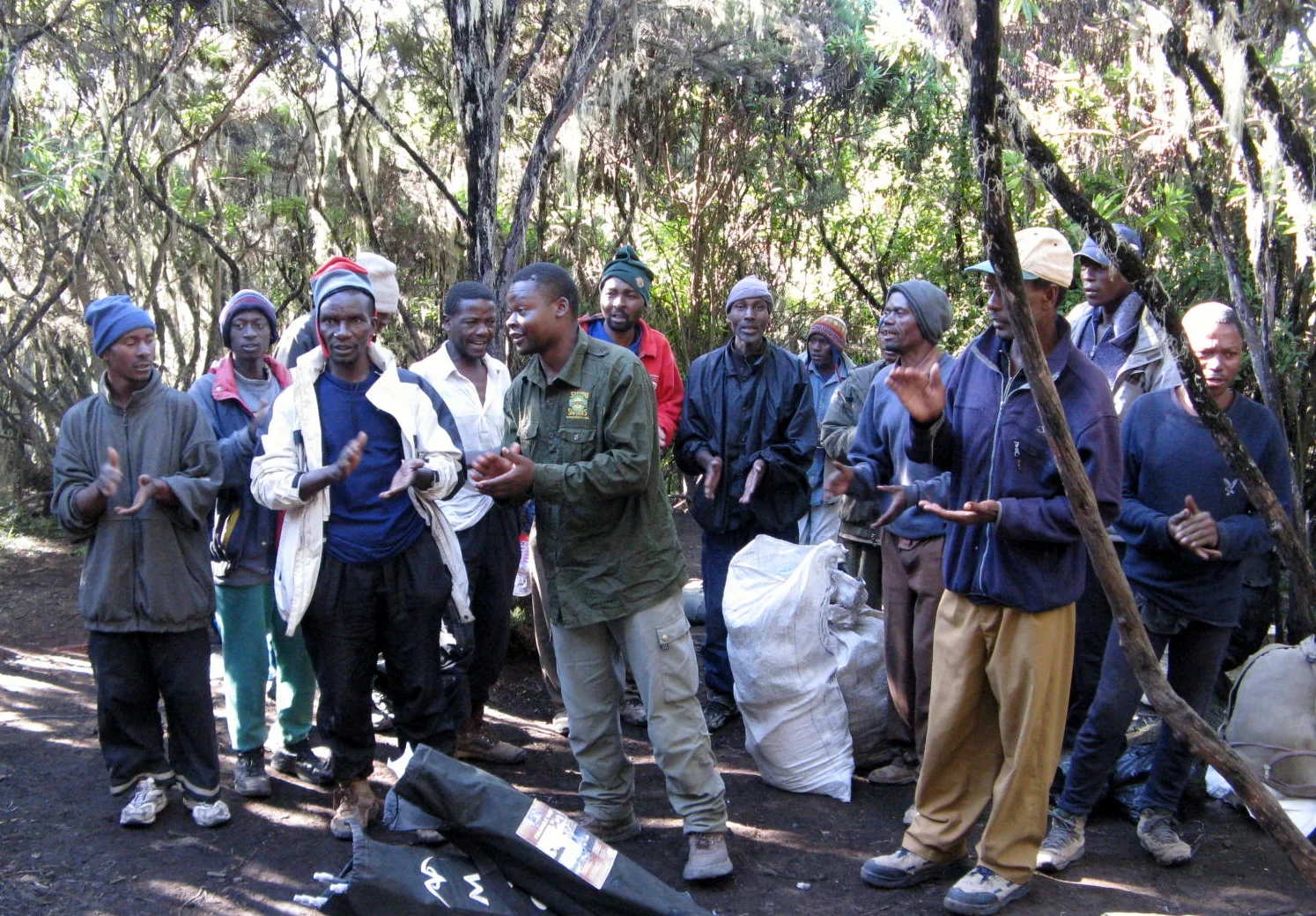 How many porters are required for 6 people to climb Kilimanjaro?