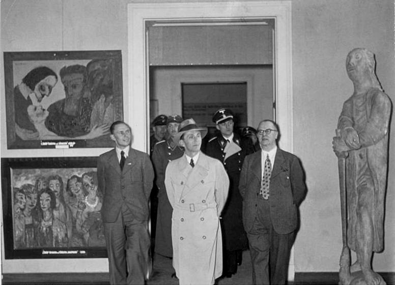Reichsminister Goebbels auf der Ausstellung "Entartete Kunst"