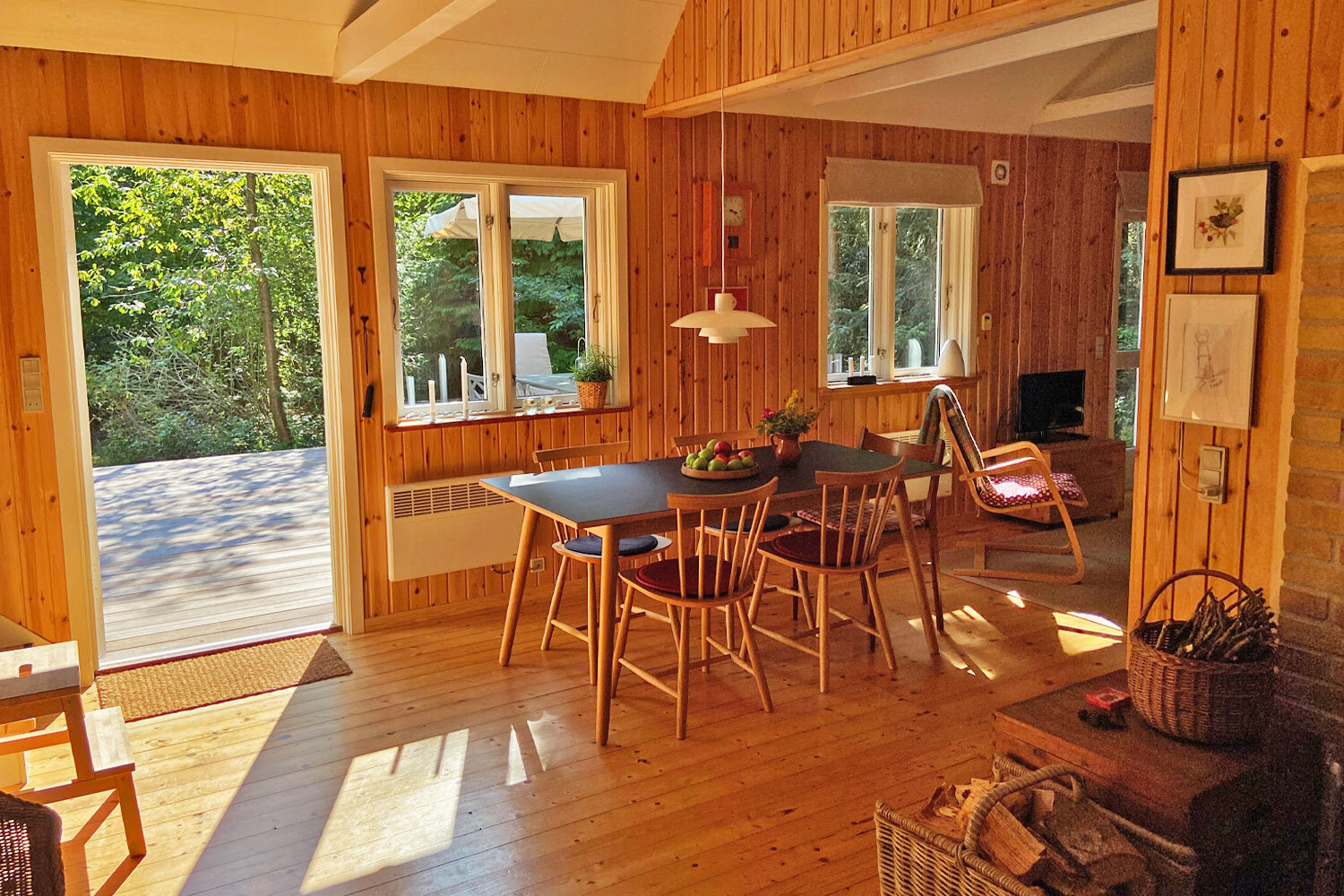 Danish-Summerhouse-dining-area.jpg