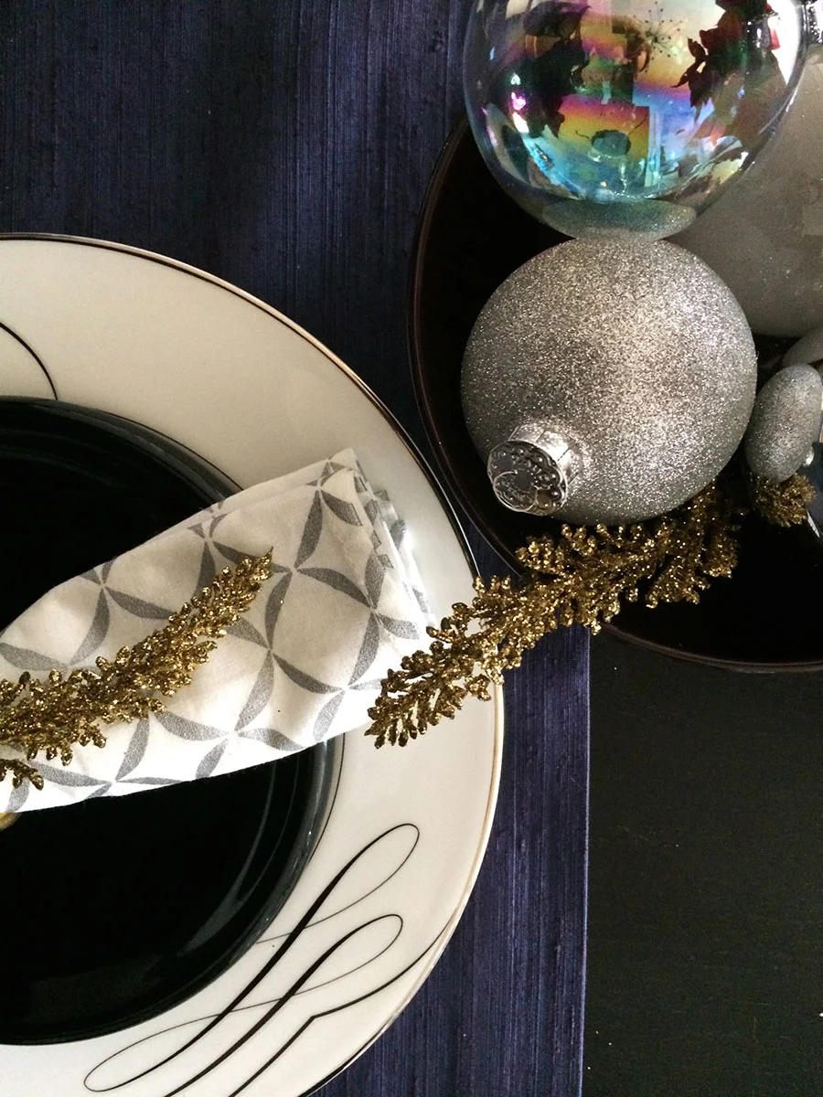 HOLIDAY TABLE SET UP