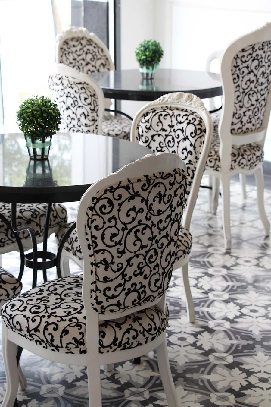Black & white colonial tiles and decor - Claribel