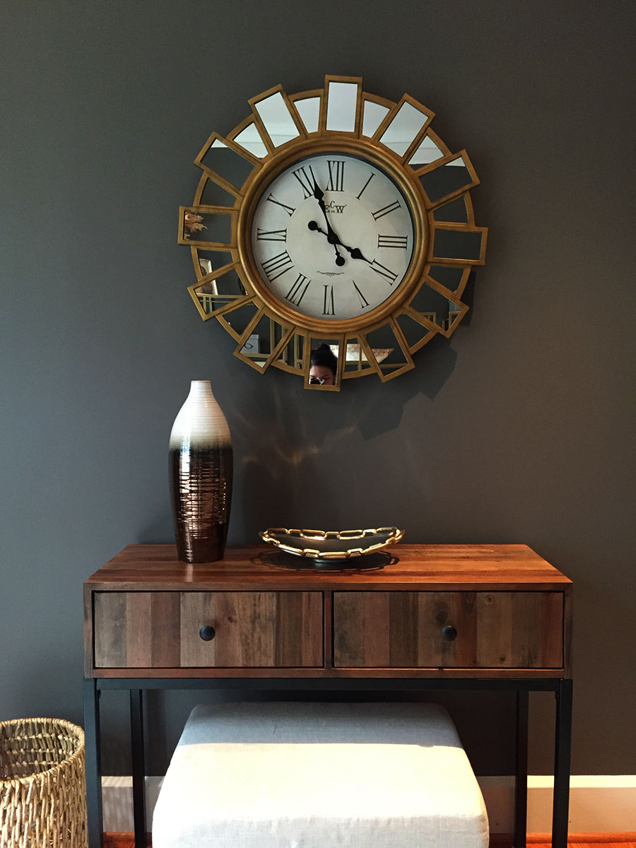 The console table provides a place for dropping keys and bags avoiding unnecessary clutter.
