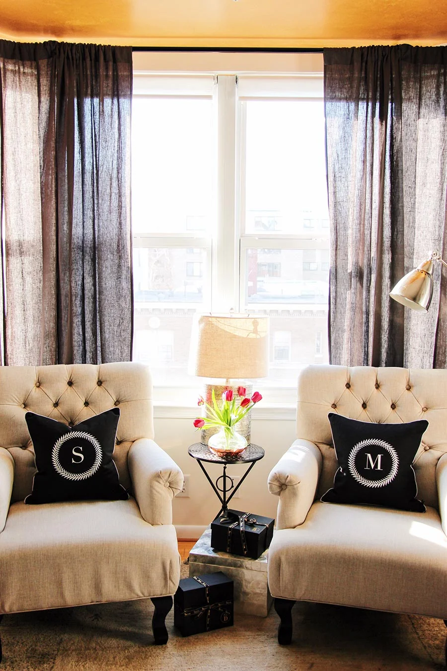 gold-ceiling-bay-windows-chic-decor.jpg