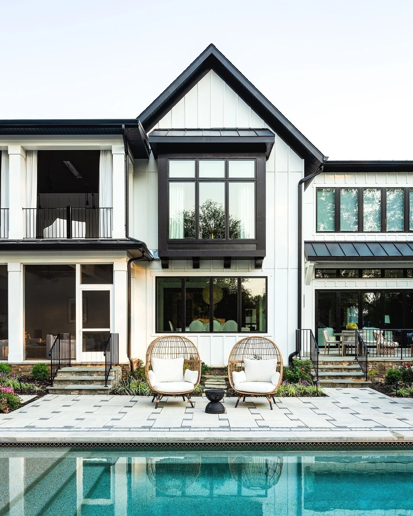 Our Ode to Summer ☀️💦 

One of our favorite #outdoor projects to date. See more of this in our portfolio:

www.splendorstyling.com

Photography by @angelanewtonroyphotography 

#viennava #pooldesign #pooltime #outdoorliving #indooroutdoor #splendors