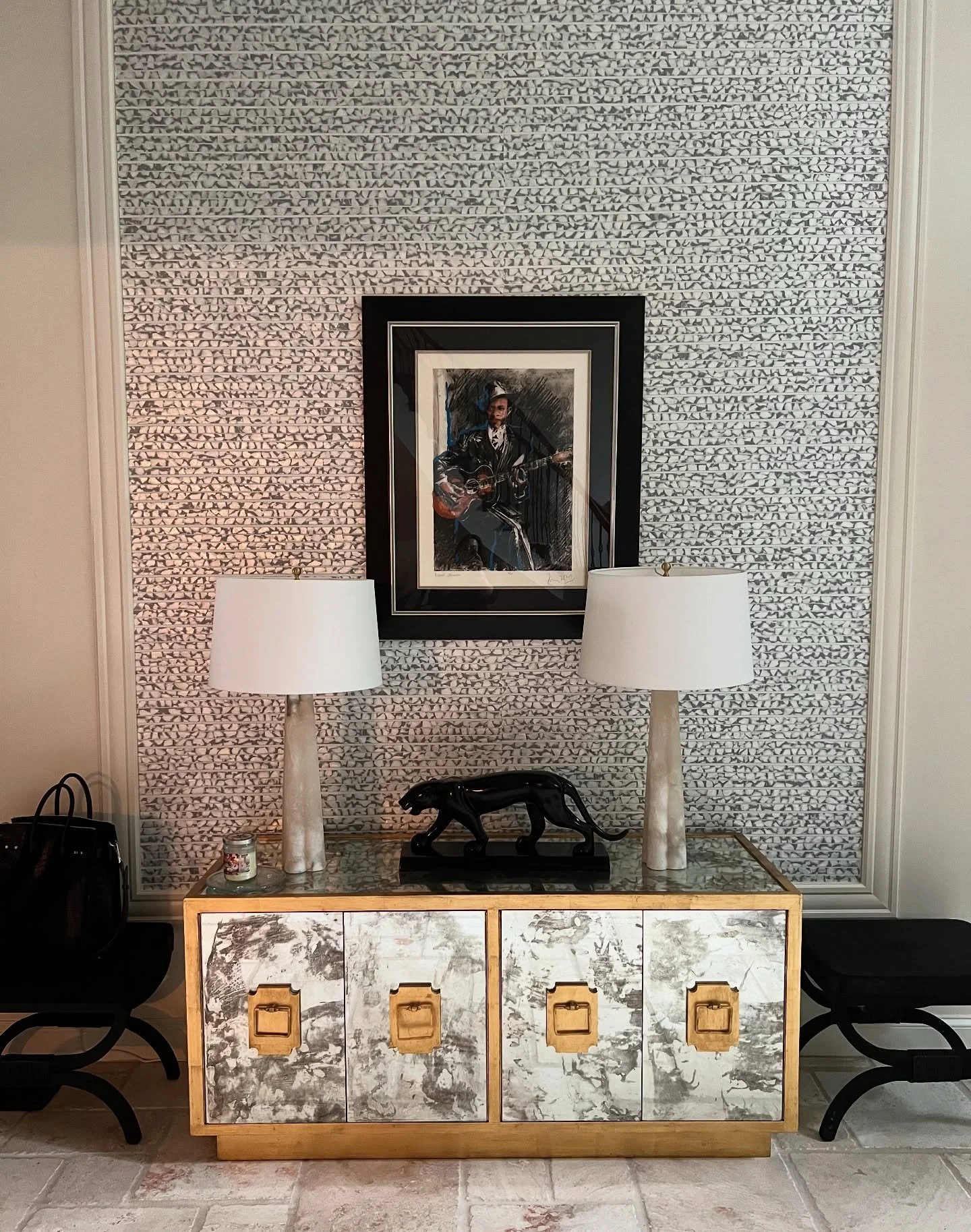 Yes we did. ⚡️ 

Fabulous entrance that doubles as the perfect cocktail room whenever your heart desires it ▪️▪️

Designed for the amazing @chefvictoralbisu and @salbisu 🫶🏼

#cocktailroom #lounge #cocktaillounge #luxurydesign #splendorstyling