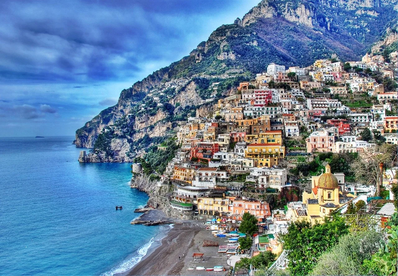 AMALFI & SORRENTO The Amalfi coast south of Naples on the Sorrento peninsula is the most amazing place in Campania. On the northern part of the Sorrento peninsula in the Naples bay you will find fantastic flat beaches and on the Amalfi coast on the southern part you will find big cliffs and rock formations. It is very beautiful! Take a stroll through the many charming villages and port cities. They are also known for their delicious fish and good wine.